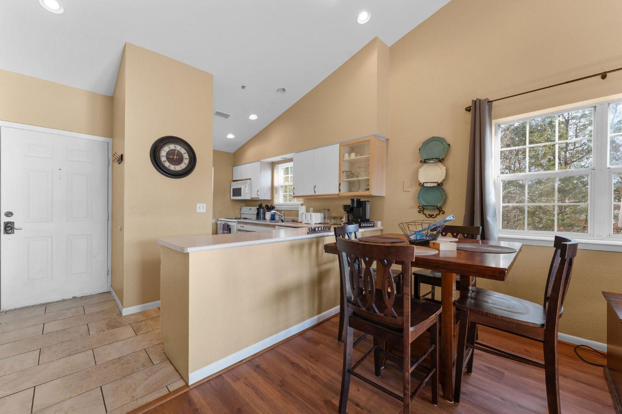Cozy Top Floor 2Br Condo With View And Amenities!! Point Lookout Экстерьер фото